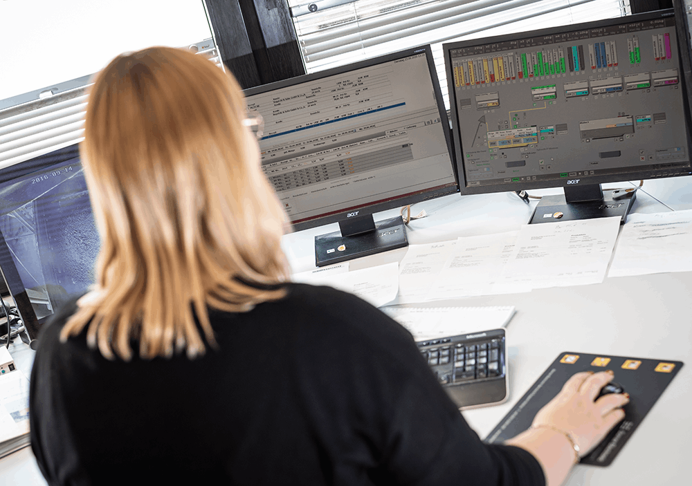 Mitarbeiterin bedient die MTM Mischanlage über den Computer