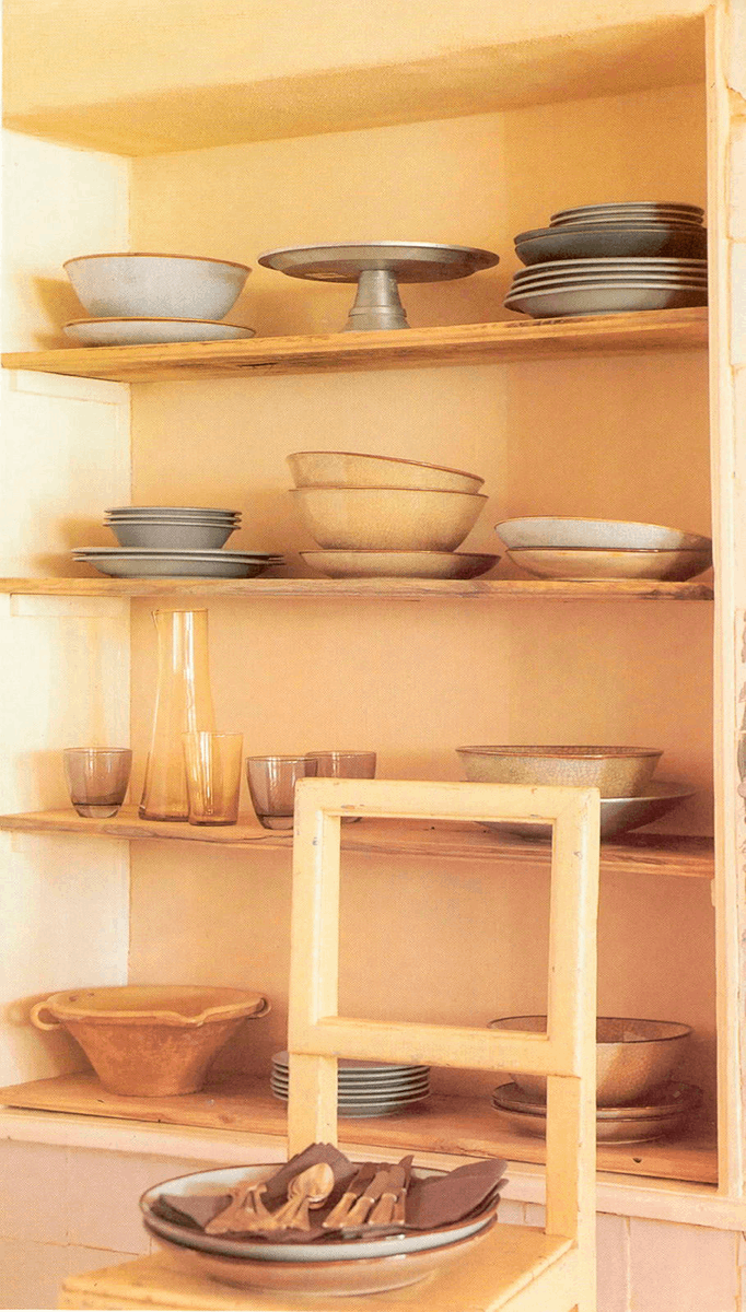 Foto eines Wandregals, das in eine Wandnische eingearbeitet wurde, welche mit dem Lehmedelputz FINISH verarbeitet wurde und auf dessen Bretter Teller und Schalen stehen