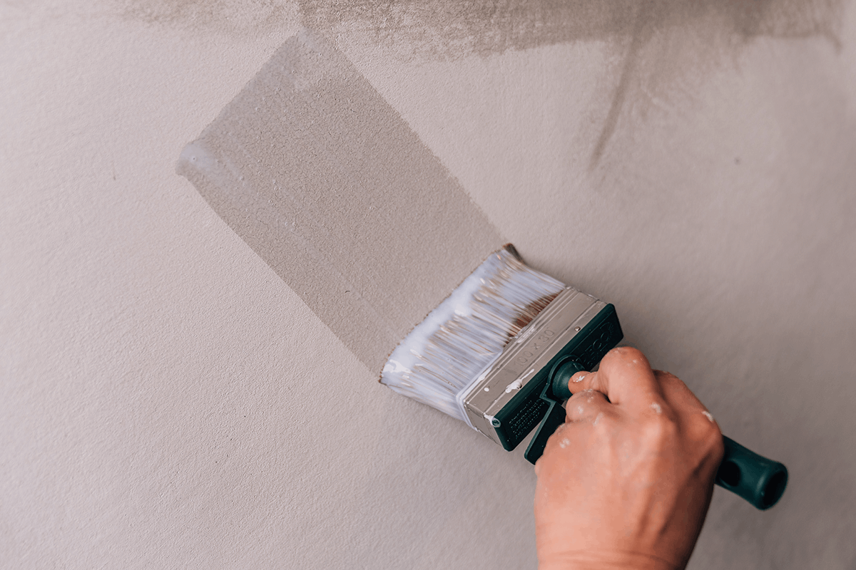 Detailfoto eines Tierrfino Flächenstreichers beim Einsatz an der Wand